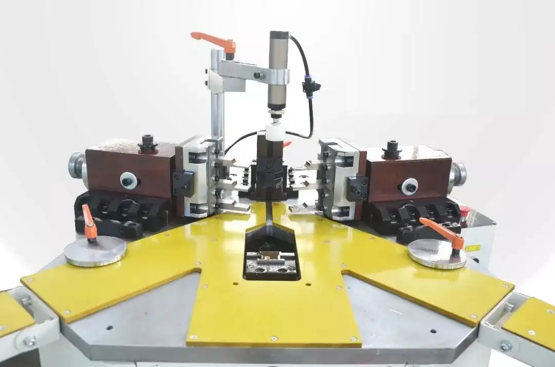 ALUMINIUM PROFILE CORNER CRIMPING